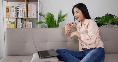 mujer videollamada y sentada en el sofá video