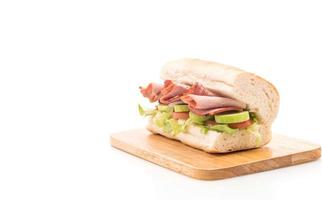 sándwich submarino de jamón y ensalada