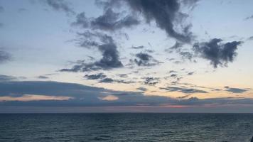 paesaggio marino con un bellissimo tramonto la sera video
