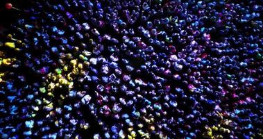 una folla di persone a un concerto. punto di vista del drone video d'archivio