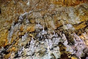 el interior de la famosa cueva kárstica del gigante en trieste, italia.