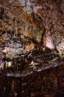 el interior de la famosa cueva kárstica del gigante en trieste, italia.