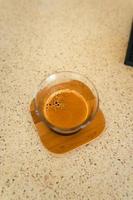 café ecfresso de una máquina de prensado en una taza
