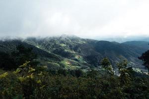 montañas y pueblos rurales bajo la lluvia. foto