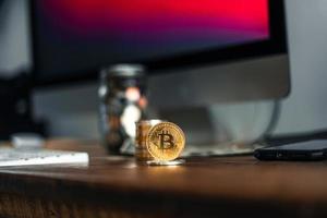 bitcoins de oro colocados en un escritorio de madera foto