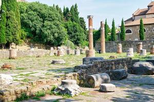 antiguas ruinas romanas en el casco antiguo de la ciudad de trieste. foto