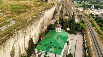 por el ferrocarril cerca de la st. monasterio klimentovsky. inkerman, crimea foto