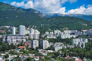 paisaje de la ciudad con una vista de los edificios de yalta, crimea foto