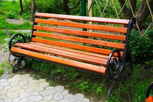 primer plano del banco de madera del jardín. sin gente foto