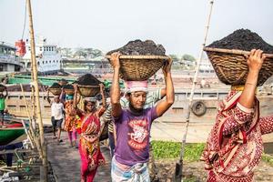 amen bazar, dhaka, bangladesh, 2018: hombres y mujeres que trabajan duro para ganar dinero. foto