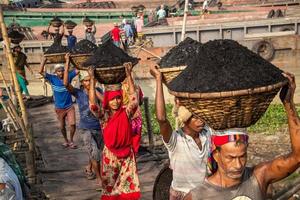 amen bazar, dhaka, bangladesh, 2018: hombres y mujeres que trabajan duro para ganar dinero. foto