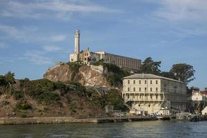 La isla de Alcatraz con el famoso edificio de la prisión, San Francisco, EE. foto