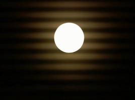 luz de la luna por la noche. fondo oscuro foto