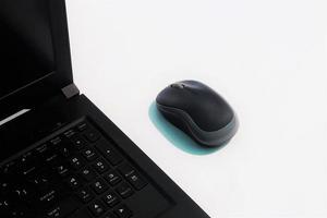 vista de teclado en computadora portátil y mouse inalámbrico. Fondo blanco