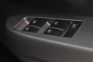 Botón elevalunas automático en un coche moderno. foto