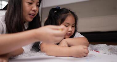 jovem mãe e filha desenhando e pintando juntas video