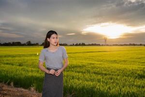 mujer asiática en escena rural al atardecer foto