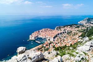 sendero para caminar desde la cima del monte sdr hasta el casco antiguo de dubrovnik foto