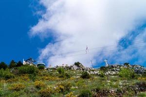 sendero para caminar desde la cima del monte sdr hasta el casco antiguo de dubrovnik foto