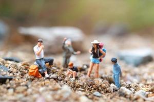 Gente en miniatura, niños y maestros van de excursión al parque. foto