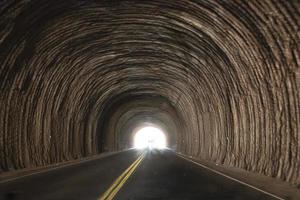 luz al final del túnel con una carretera foto