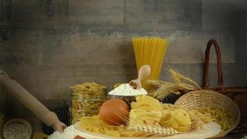 pasta de macarrones italianos sin cocer foto