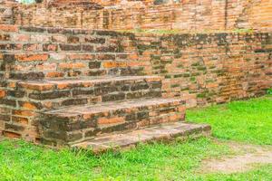 escaleras de ladrillo en un parque foto