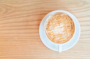 Macchiato de caramelo caliente en la cafetería. foto