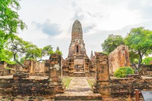 Hermosa arquitectura antigua histórica de ayutthaya en tailandia: mejora el estilo de procesamiento del color foto