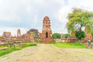 Hermosa arquitectura antigua histórica de ayutthaya en tailandia: mejora el estilo de procesamiento del color foto