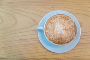 Macchiato de caramelo caliente en la cafetería. foto