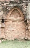 Hermosa arquitectura antigua histórica de Ayutthaya en Tailandia - efecto vintage foto