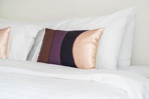 almohada en la decoración de la cama en el interior del dormitorio