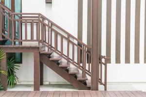 decoración de escalera de madera estilo exterior foto
