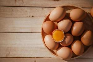 los huevos se ponen en bandejas de madera y tienen huevos rotos. foto