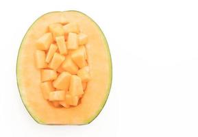 Melón cantalupo sobre fondo blanco. foto