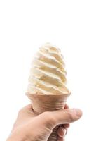 Cono de helado de vainilla sobre fondo blanco.