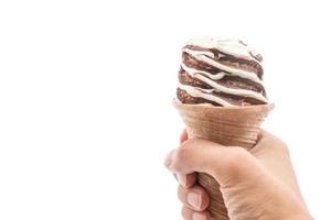 Cono de helado de chocolate sobre fondo blanco.