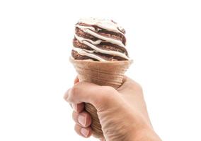 Cono de helado de chocolate sobre fondo blanco.