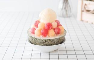 Ice melon bingsu, famoso helado coreano en la mesa foto