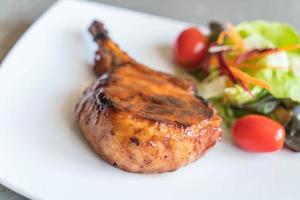 filete de chuleta de cerdo en la mesa foto