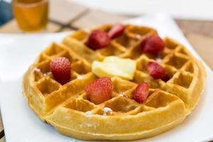 gofre de mantequilla con miel y fresa - postre foto