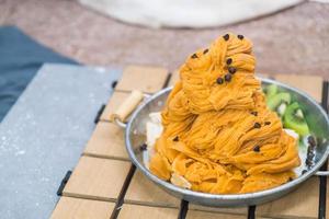 té con leche, hielo raspado con kiwi y chispas de chocolate - postre foto