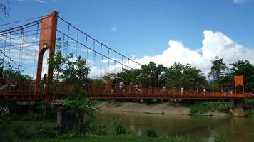 Puente naranja de lapso de tiempo con el río Nam Song en Van Vieng, Laos video