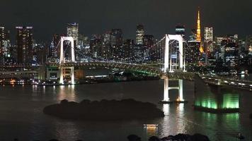 Puente del arco iris con la torre de Tokio en Tokio, Japón video