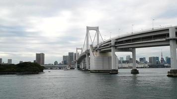 ponte arco-íris com torre tokyo em tokyo, japão video