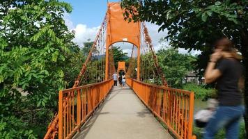 Puente naranja de lapso de tiempo con el río Nam Song en Van Vieng, Laos video