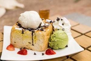 tostada de miel con helado de fresa, vainilla y té verde - postre foto