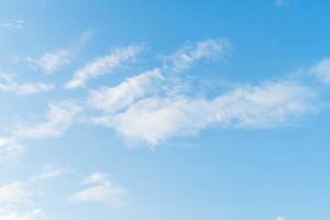 cielo azul con nubes de fondo foto