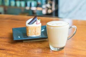 Taza de café con leche caliente en la cafetería. foto